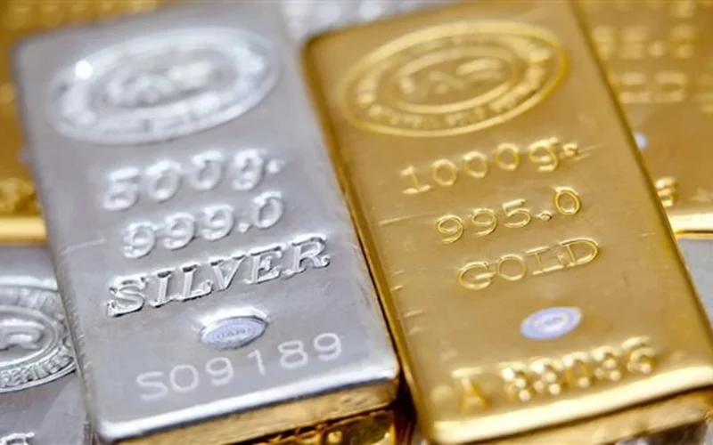 الذهب ينجو من فخ البيانات الأمريكية ويقفز 1.4% والفضة تسجل صعوداً لافتاً